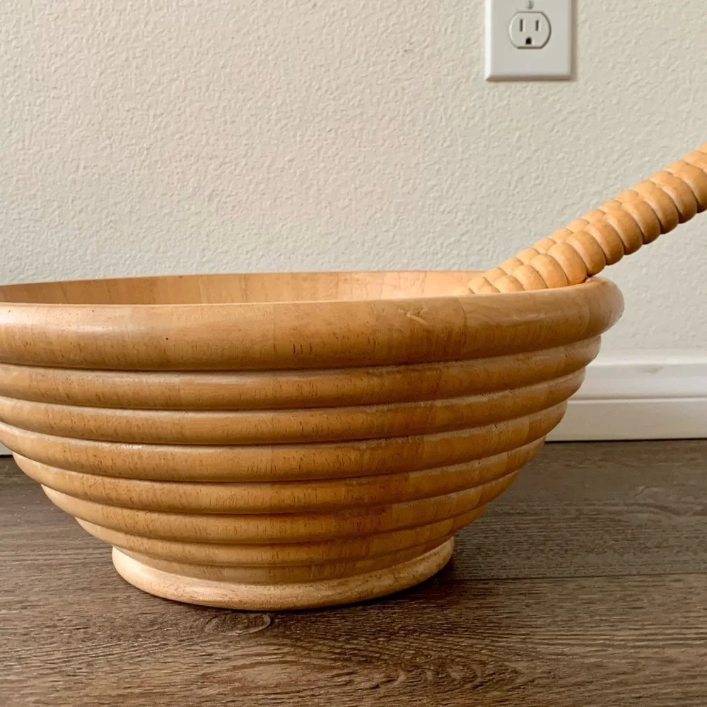Wooden bowl with 2 spoons